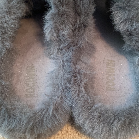 NWOT- Cozy fuzzy slipper - Picture 4 of 4